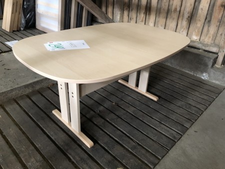 Spisebord med udtræk. 155x105x72 cm.