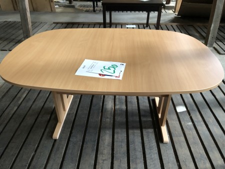 Spisebord med udtræk. 155x105x72 cm.
