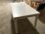 Hvidt spisebord med ridser. 180x90x75 cm.