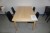 Esstisch. 140x90x77 cm. + 4 Stühle aus schwarzem Kunststoff