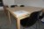 Spisebord. 140x90x77 cm. + 4 stole i sort plast