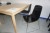 Spisebord. 140x90x77 cm. + 4 stole i sort plast