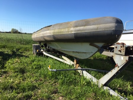 Boat trailer l: approx. 400 cm + ribbed boat / fiberglass, with control unit and hydraulic control l: approx. 370 cm