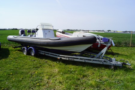 14 person inflatable boat l: about 7.5 m, with YAMAHA V-X250 engine, motor works, gear legs must be mounted. mounted with short plotter, all instruments included and gear / gas handles. (trailer has lot no. 101)