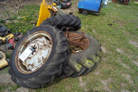 3 stk traktor dæk: 2 med ø:80 cm, 1 på ø:100 cm