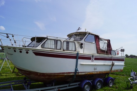Båd l: ca 7,5 m, med LUMDAGINI motor fra år 2008 med 55hp, starter og kører, uden batteri