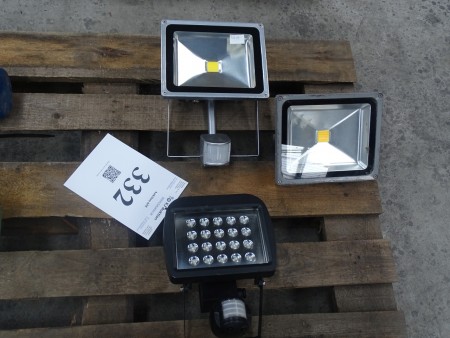 3 worklight lamps, 2 of them with sensor