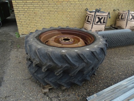 2 tractor tires. Brand Taurus 13.6 R38 Poor condition.
