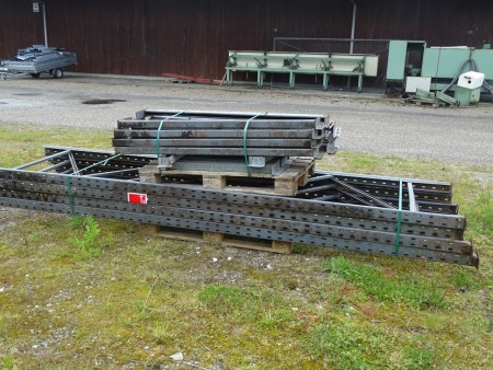 3 compartment pallet rack with short beams.