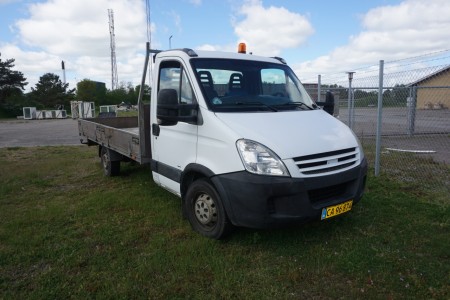 Iveco truck - model: 35S12. Starts well, runs well and holds Syn until November 2019. Well maintained, nice deck, nicely well kept drawer, work light on the roof, steel bracket for protection of the cab. Total 3500. Load 1715 kg. Sheets can be included wh