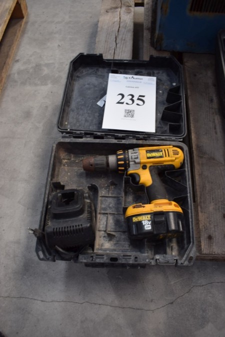 Dewalt drill. 18 V. With charger. Condition: unknown.