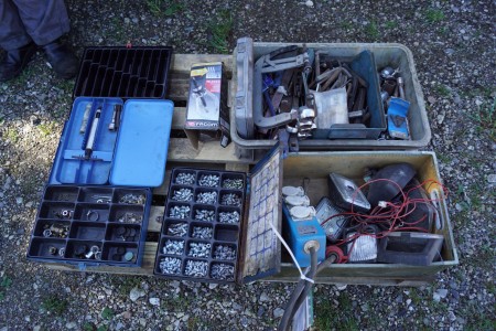 Pallet with various tools + auto parts + assortment boxes + puller, etc.
