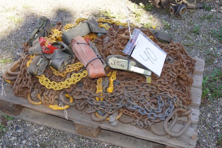 Pallet with various straps + chains, about 50 units: about 40 chains + about 10 straps