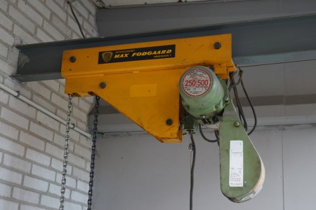 Traverse crane brand: DEMAC 250 kg, buyer stands for wall to be restored