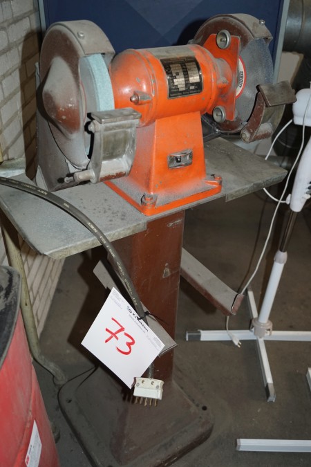 Bench grinder on foot mark: COPENHAGEN ELECTROMOTOR FACTORY type: SDK3, 2800 rpm, approx. 125 cm