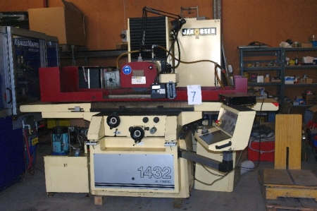 Jakobsen horizontal grinder. Model: 1432 Automatic. Magnetic level: 800 x 350 mm. With Heidenhein control. Condition: OK