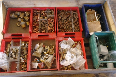 2 pallets of various fittings. Brass + copper