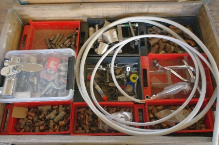 2 pallets of various fittings (brass + copper) + mixer + + flex hose pipe supports, etc.