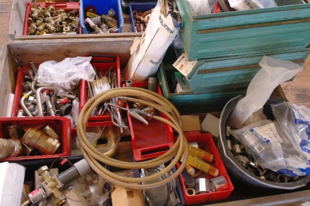 2 pallets of various fittings (brass + copper) + pipe supports, etc.
