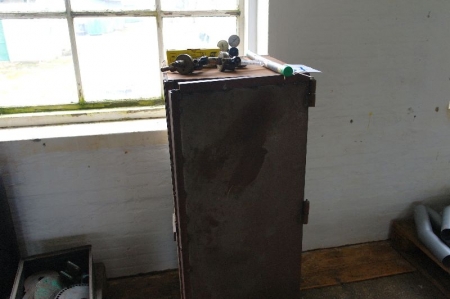 Tool Cabinet with various manometer + welding wire