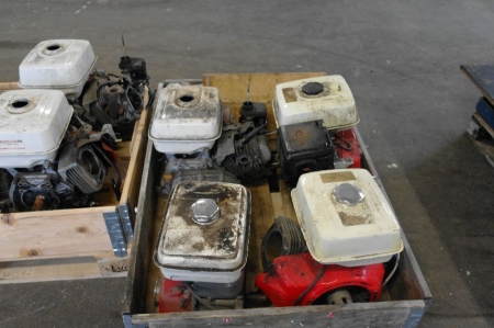 2 pallets with replacement engines for Bocart various Honda engines + 2 pallets of various spare parts Bocart.