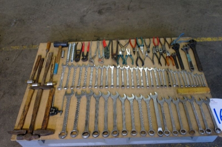 Pallet of various hand tools