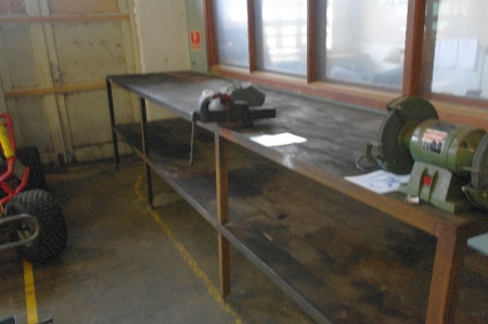 Arbejdsbord med skruestik. 900 mm x 4000 mm