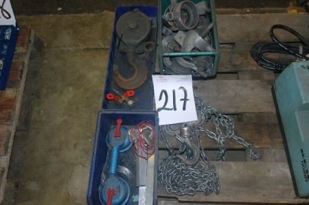 Lot with various lifting equipment