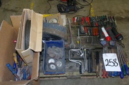 Pallet with hand tools. File + circular saw blades + abrasive wheels, etc.