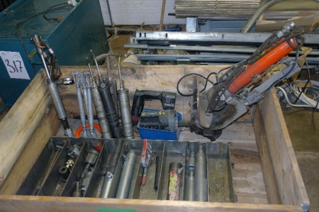 Pallet with hydraulic pistons + grease syringes etc.