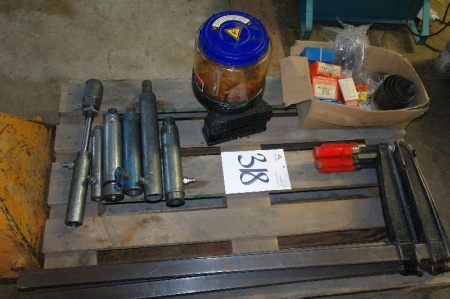 Pallet with clamps + hydraulic pistons, etc.