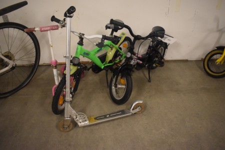 2 stk. børnecykler + 2 stk. løbehjul. Winther, Atlanta Kids og Ericsson.