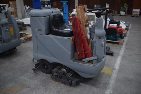 Floor washer, Nilfisk BR 800S. Works optimally. With charger. With 3 brush heads.