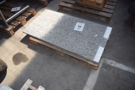Granit. 140 x 75 cm.