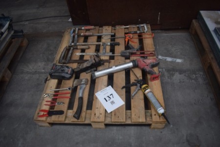 Viele verschiedene Werkzeuge. Schrauben, Gelenkpistole etc.