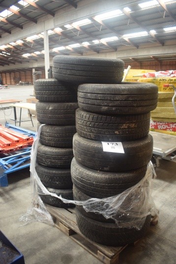 Large lot of deck. 13 tires. Of which 11 with rims. Assorted sizes.