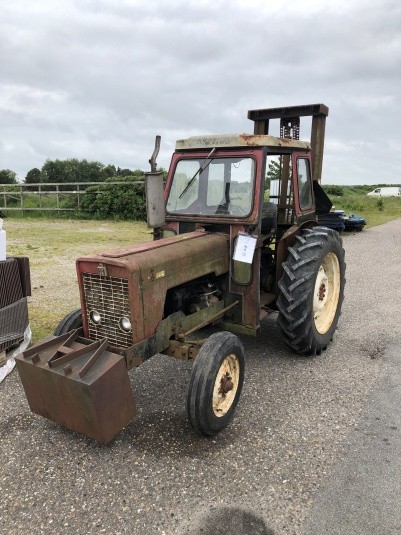 Ih tractor with construction lift Stand: unknown