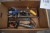 Viele verschiedene Werkzeuge. Kupfer, Nagelpistole, Diamantbohrer, Fuchsschwanz, Schlüsselsatz usw.