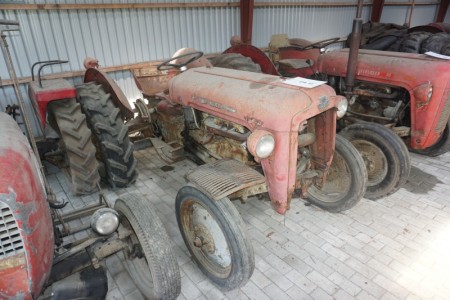 Massey Ferguson 35. Unknown vintage. Set number: SHF183429. The wheels are removed.