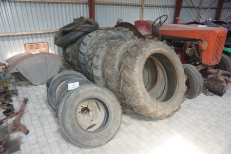 Verschiedene Reifen für Traktor. Vorder- und Hinterreifen.