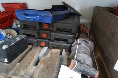 Oil collection trays + hydraulic piston