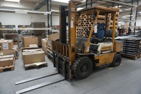 Gas truck Komatsu Maks 2500 kg frisigtsmaste maks løftehøjde 3300 med slædeskifte. Sidste syn 7 måned 18 