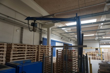 Column swing crane with Demag 500 kg waist and remote control radio controlled 330 under waist extension about 350 cm