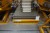 El hydraulisk løftebord mærke Translyft 2 tons monteret med drevet bånd skal have eftermonteret trykknapper for op/ ned sidste service 7 måned 2018 210x110 cm