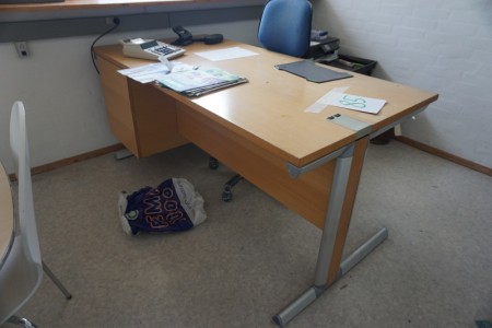 Schreibtisch mit Inhalt + Bürostuhl. 160 x 80 cm.