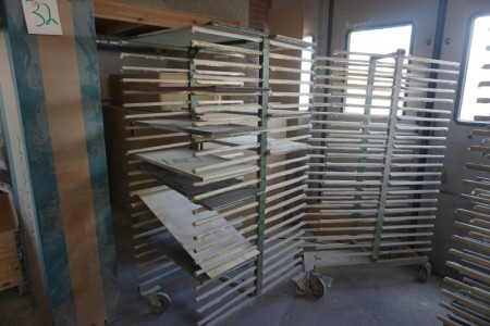 2 pcs. drying racks. Length of bars: 47 cm. per. page. Between bars: 4.5 cm. Height: 183 cm.