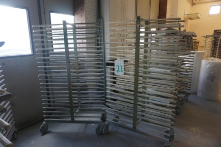 2 pcs. drying racks. Length of bars: 47 cm. per. page. Between bars: 4.5 cm. Height: 184 cm.