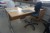 Schreibtisch mit Inhalt + Bürostuhl. 160 x 80 cm.