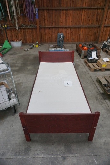 Bed. 73x96.5x208 cm.