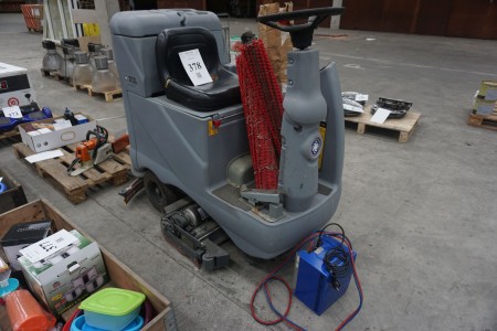 Floor washer, Nilfisk BR 800S. Works optimally. With charger. With 3 brush heads.